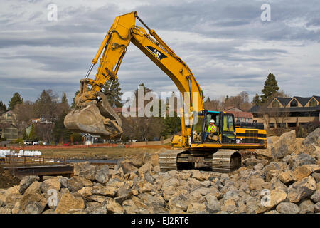 Schweren Erdbau Schaufeln und andere Geräte arbeiten auf die Veränderung des Flussbettes des Deschutes River in Bend, Oregon. Stockfoto