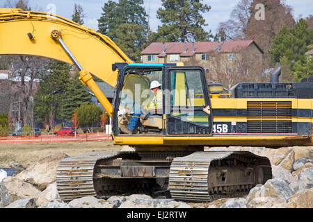 Schweren Erdbau Schaufeln und andere Geräte arbeiten auf die Veränderung des Flussbettes des Deschutes River in Bend, Oregon. Stockfoto