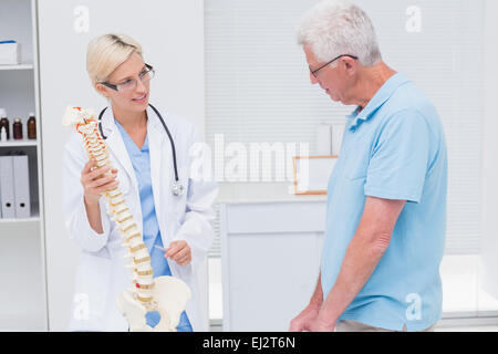 Orthopäde, senior Mann zu erklären, anatomische Wirbelsäule Stockfoto