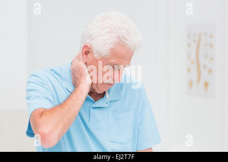 Ältere Mann leidet unter Nacken Schmerzen Stockfoto