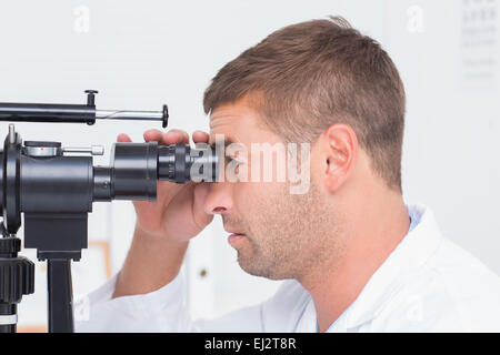 Optiker mit Spaltlampe in Klinik Stockfoto