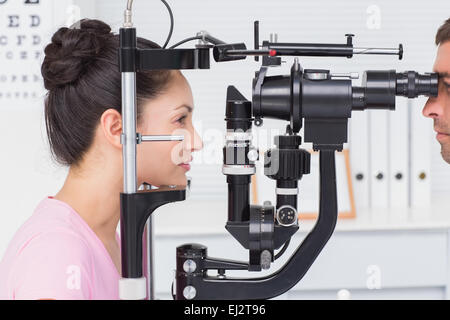 Patientin von Optiker geprüft Stockfoto