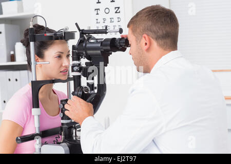 Patientin von Optiker in Klinik untersucht Stockfoto