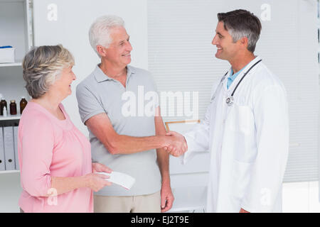 Älteres paar Gastarzt Stockfoto
