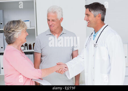 Älteres paar Lächeln während Gastarzt Stockfoto
