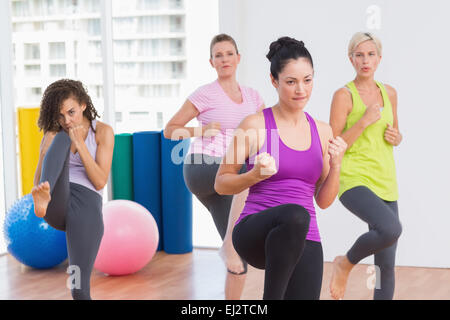 Frauen üben Kickboxen im Fitness-studio Stockfoto
