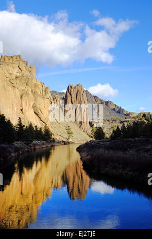 Smith Rock State Park am Fluss Crooded in der Nähe von Terrebonne, Oregon Stockfoto