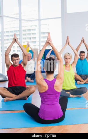 Menschen praktizieren Yoga im Fitness-club Stockfoto