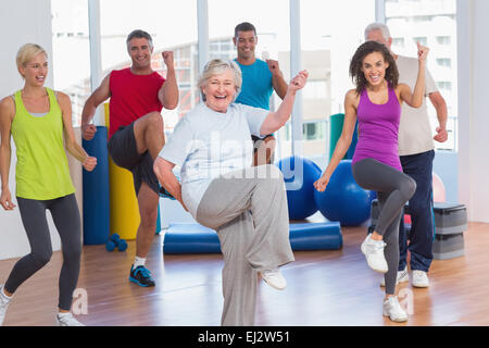 Leute, macht Fitness trainieren Sie im Fitness-studio Stockfoto