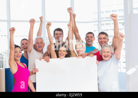 Begeistert Menschen halten leeren Plakatwand Stockfoto
