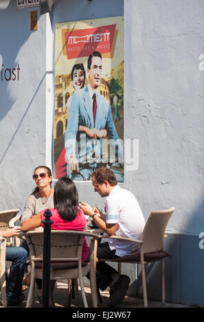 Gruppieren Sie sitzen außen Geselligkeit im Moment-Café-Bar und Musik in Kazimierz, Altstadt, Krakau, Polen im September Stockfoto