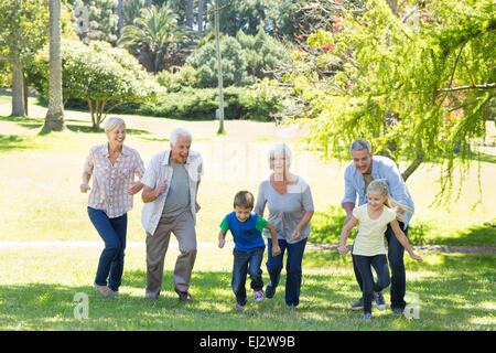 Glückliche Familie laufen im park Stockfoto