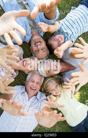 Happy Family hob ihre Hände ausgestreckt Stockfoto