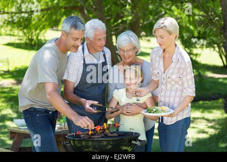 Glückliche Familie tun, Grillen im park Stockfoto