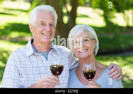 Gerne älteres Paar im Park trinken Stockfoto