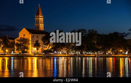 Beleuchtete Kathedrale von Trogir am Abend. Trogir. Kroatien. Stockfoto