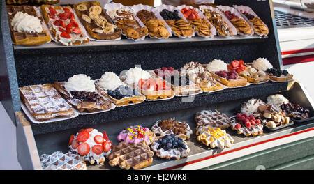 Vielzahl von niederländischen Fastfood Pfannkuchen und Waffeln. Stockfoto