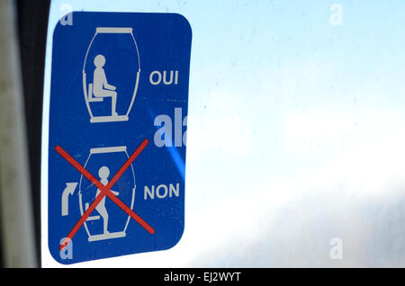 Skilift Warnaufkleber Zeichen Stockfoto