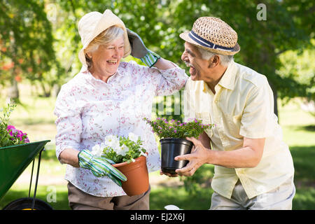 Gerne älteres paar Gartenarbeit Stockfoto