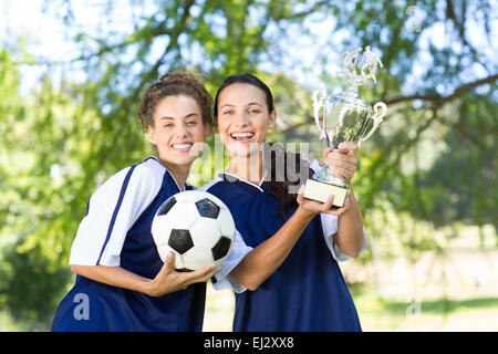 Hübsche Fußballer jubeln in die Kamera Stockfoto