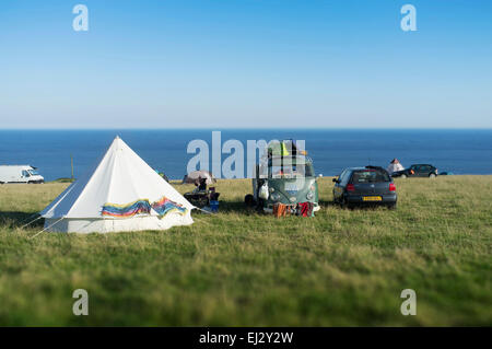 Camping auf einem Feld mit Blick aufs Meer im Osten Prawle, Devon. Stockfoto