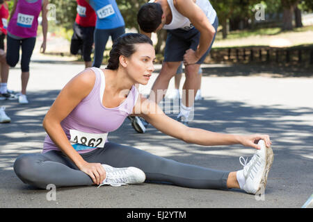 Fit Woman Aufwärmen vor dem Rennen Stockfoto