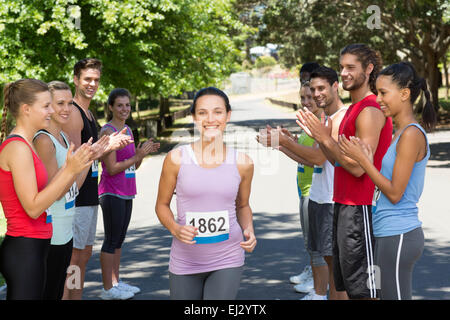 Läufer, die applaudieren eines Racer im park Stockfoto