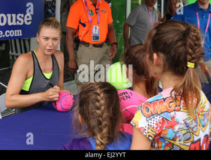 Indian Wells, Kalifornien Autogramme 11. März 2015 russische Tennisspielerin Maria Sharapova bei der BNP Paribas Open. Bildnachweis: Lisa Werner/Alamy Live-Nachrichten Stockfoto