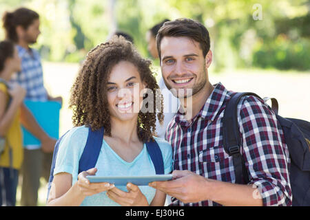 Lächelnde Studenten mit TabletPC Stockfoto