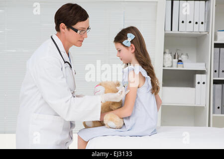 Arzt untersucht kleine Mädchen Stockfoto