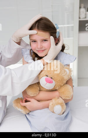 Arzt unter Putz in kleine Mädchen Stockfoto