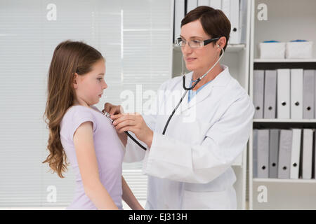 Arzt untersucht kleine Mädchen Stockfoto