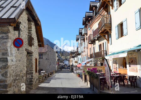 Alpine Straßenszene, Villeneuve, Serre Chevalier, Frankreich Stockfoto