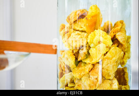 getrocknete Pilze in einem klaren Glas Stockfoto