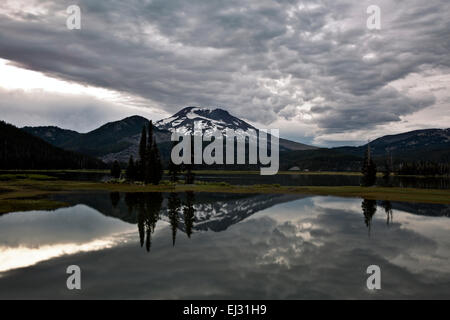 OR01762-00... OREGON - South Sister reflektiert in Sparks Lake bei Sonnenuntergang an einem bewölkten Tag in Deschutes National Forest. Stockfoto