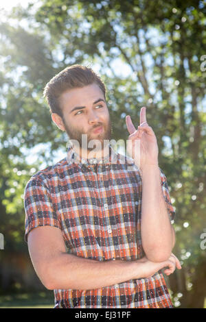 Glücklich Hipster mit Peace-Zeichen Stockfoto