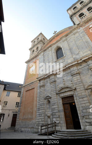 Fassade de l'Église Notre-Dame-et-Saint-Nicolas de Briançon Stockfoto