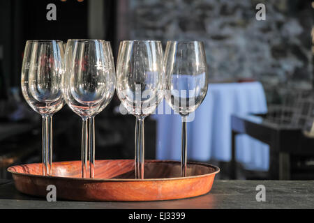 Leere Gläser Wein auf Tablett auf einem Weingut Stockfoto