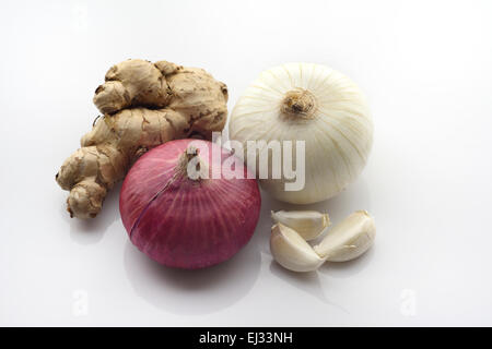 Nahaufnahme von Knoblauchzehen, Ingwer, Zwiebel und rote Zwiebel. Stockfoto