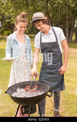 Glückliche Freunde im Park Grillfest Stockfoto