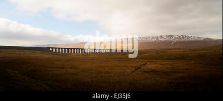 Ribblehead-Viadukt, Bestandteil der Settle Carlisle Linie; North Yorkshire Dales in der Nähe von Ingleton; North Yorkshire, England UK Stockfoto