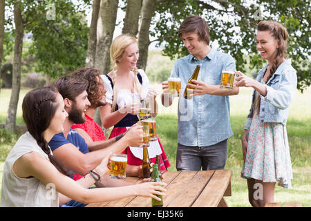 Gruppe von Freunden feiert oktoberfest Stockfoto