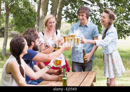 Gruppe von Freunden feiert oktoberfest Stockfoto