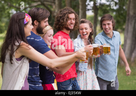 Gruppe von Freunden feiert oktoberfest Stockfoto