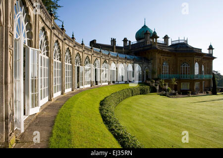 Sezincote, Moreton-in-Marsh, Gloucestershire, UK (Peake) exotische orientalische Wassergarten mit Haus im indischen Stil. Großen halb Münzsorten Stockfoto