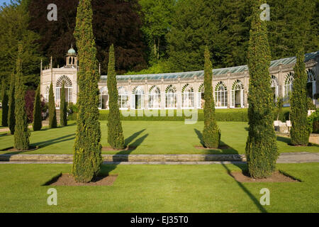 Sezincote, Moreton-in-Marsh, Gloucestershire, UK (Peake) exotische orientalische Wassergarten mit Haus im indischen Stil. Großen halb Münzsorten Stockfoto