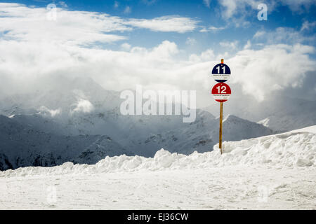 Ski-Hang-Zeichen in den österreichischen Alpen Stockfoto