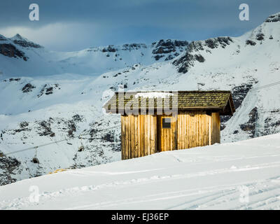 Kleines Häuschen in den Bergen Stockfoto