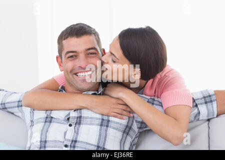 Glücklicher Mann wird von Frau geküsst Stockfoto