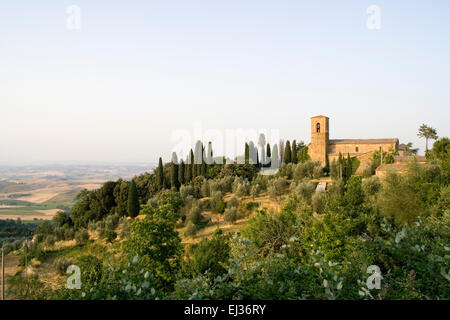 Das Castello di Argiano, Montalcino, Toskana, Italien. am Abend Blick von Montalcino, Zypressen, die rund um die alte Burg Stockfoto